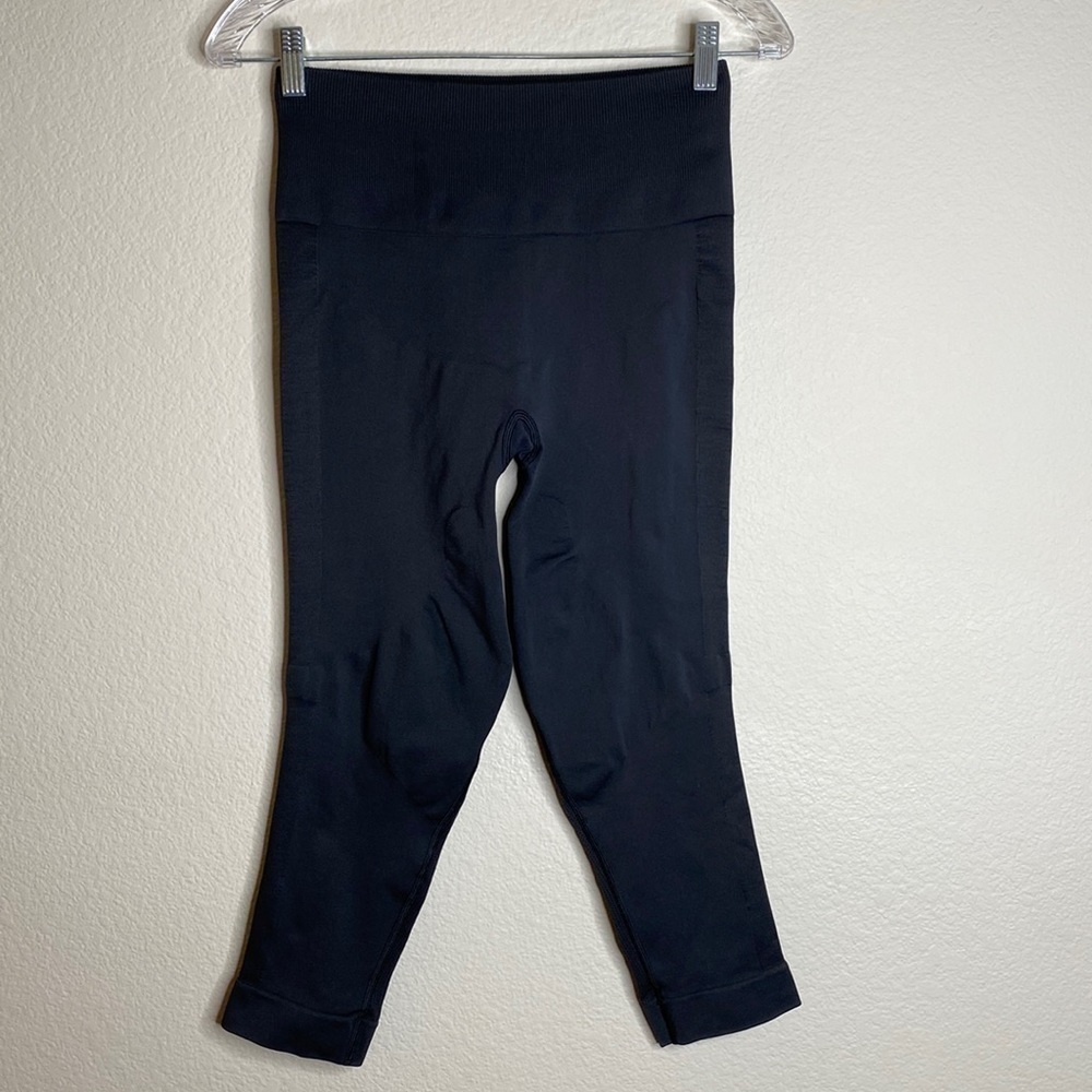Lululemon zone in compression black crop leggings Sz?